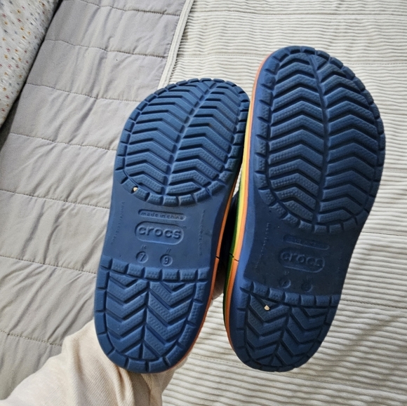 Crocs womens Blue w rainbow stripe bottom.  Size 9 W 7M - Picture 6 of 8